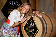 Monika Gruber freute sich über das erste SLYRS Private Cask  (©Foto: People Picture/Jens Hartmann )